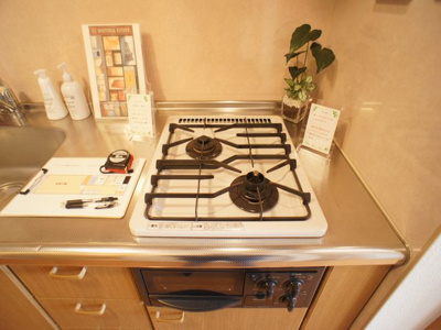 【設備】 | ウィステリア府所 | システムキッチンガスコンロです。