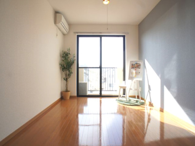 【居間・リビング】 | ウィステリア府所 | オシャレな照明と快適に過ごせるエアコン付きです♪