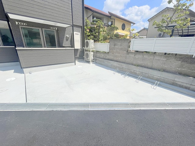 ドエル小花の駐車場|駐車場に車を止められます