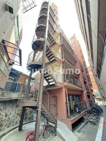 鯉川マンションの外観