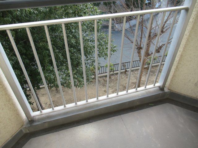 兵庫県公社　播磨城ノ宮２号棟のバルコニー|外からの目が気にならないバルコニーで洗濯物が干せます