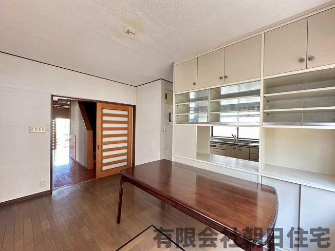 【居間・リビング】 | 古曽志町中古戸建 | こちらのリビングで趣味の時間をお楽しみください