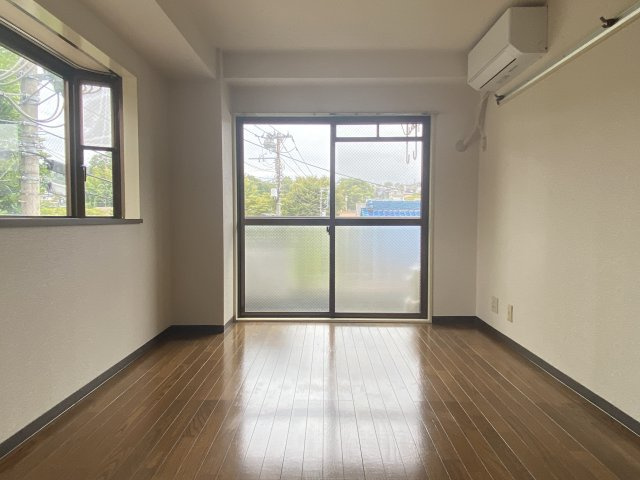 角田ビルの洋室