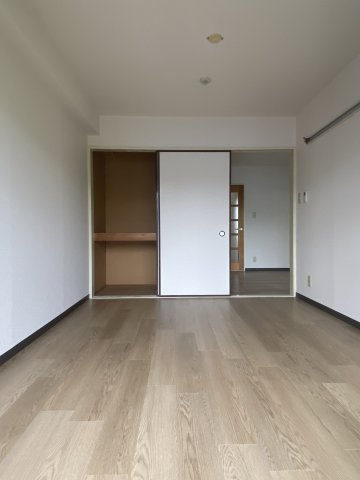 角田ビルの寝室