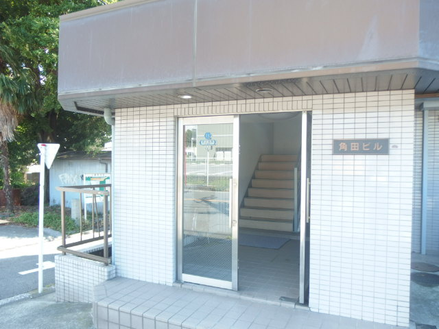 角田ビルのエントランス