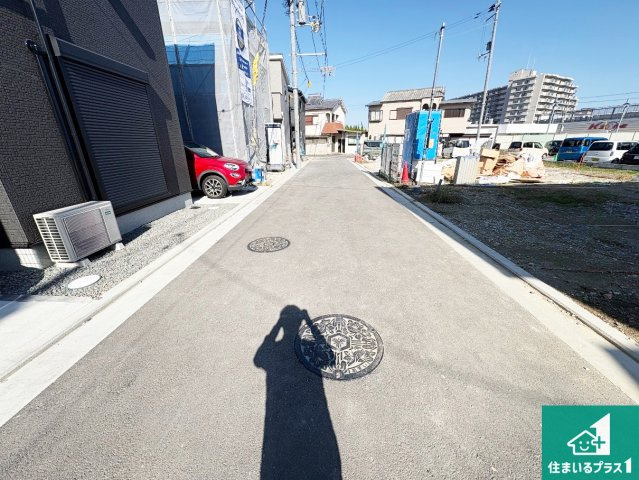 堺市中区福田　第2期・第3期　新築一戸建ての前面道路含む現地写真|周辺は閑静な住宅街！前面道路広々で車の出し入れも便利です。駐車が苦手な方でも安心して車庫入れできます！