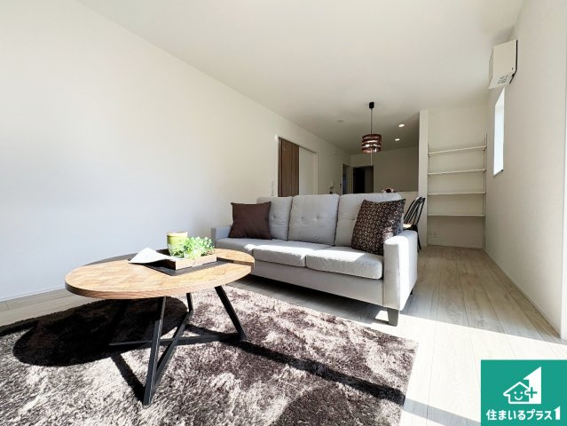 堺市中区福田　第2期・第3期　新築一戸建ての居間・リビング|日当たり良好の明るいリビングで朝の目覚めもスッキリできそう！対面キッチンでご家族のコミュニケーションも自然と増える設計！小さなお子様が遊ぶスペースを作っても広々とくつろげるLDK！