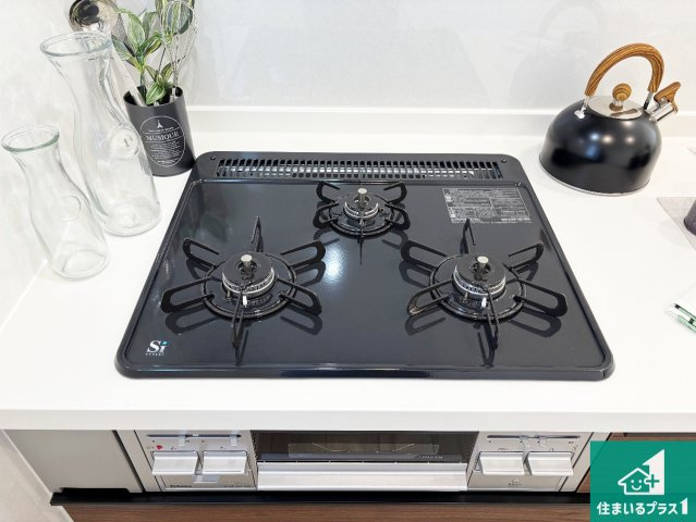 堺市中区福田　第2期・第3期　新築一戸建ての設備|ダブル高火力Ｓｉセンサー付きコンロ！３口あるので、まとめて料理をする時も大活躍！