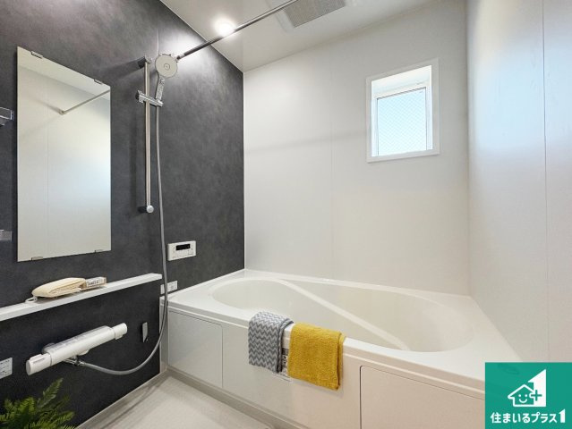 堺市中区福田　第2期・第3期　新築一戸建ての浴室|足をゆったり伸ばして寛げる浴槽です。窓が設けられていますので差し込む光が明るく穏やかな雰囲気にしてくれます♪浴室乾燥機も設置しているので、雨の日の洗濯物も安心です♪