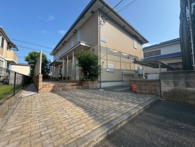 府中市紅葉丘３丁目のアパートのエントランス