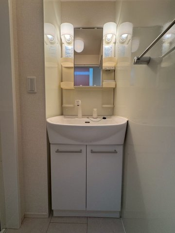 府中市紅葉丘３丁目のアパートの洗面所