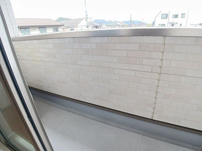 【バルコニー】 | グラスランド | 外からの目が気にならないバルコニーで洗濯物が干せます