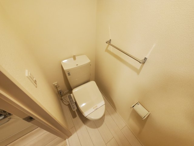 【トイレ】 | レスティングスウェル浦和 | 落ち着いた色調のトイレです