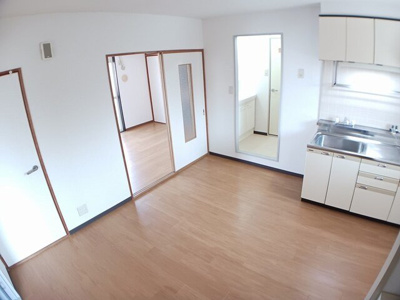 【居間・リビング】 | リバティー田寺 | こちらのリビングで趣味の時間をお楽しみください