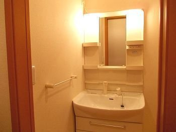 【洗面所】 | アメニティ・アミノウチＢ | 脱衣スペースもあります