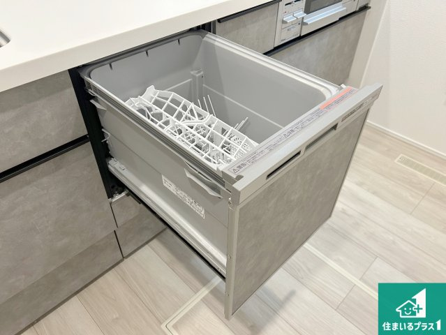 堺市中区福田　第2期・第3期　新築一戸建ての設備|食事後の一仕事、食器洗いをボタン一つでお任せできちゃいます！場所を取らないビルトイン式なので、お料理スペースもしっかり確保！