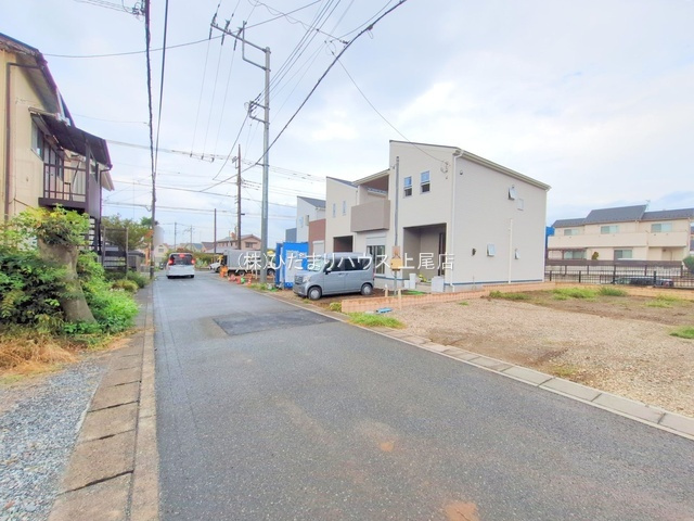 鴻巣市栄町　新築戸建　リーブルガーデン03の前面道路含む現地写真