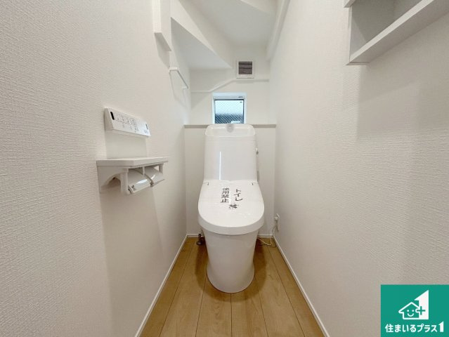 堺市中区福田　第3期　新築一戸建てのトイレ|1・2階の2ヶ所にあるので、朝の忙しい時間の順番待ちもなく、深夜の利用にも大変便利です。