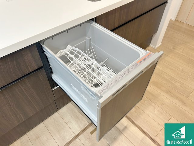 堺市中区福田　第3期　新築一戸建ての設備|食事後の一仕事、食器洗いをボタン一つでお任せできちゃいます！場所を取らないビルトイン式なので、お料理スペースもしっかり確保！