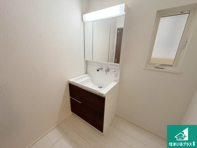八幡市八幡樋ノ口　第1期　新築一戸建ての独立洗面台|清潔感のある洗面台です。フラットな鏡は掃除がしやすく毎日清潔！鏡裏には収納があるのでスッキリとした洗面台が保てます。