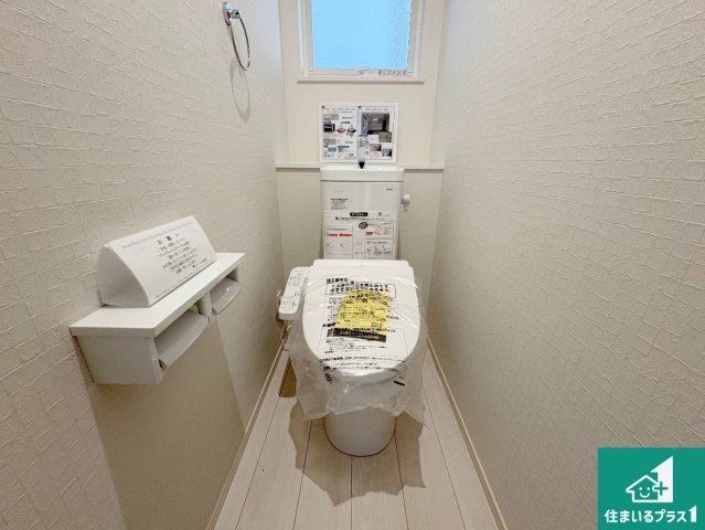 八幡市八幡樋ノ口　第1期　新築一戸建てのトイレ|1・2階の2ヶ所にあるので、朝の忙しい時間の順番待ちもなく、深夜の利用にも大変便利です。