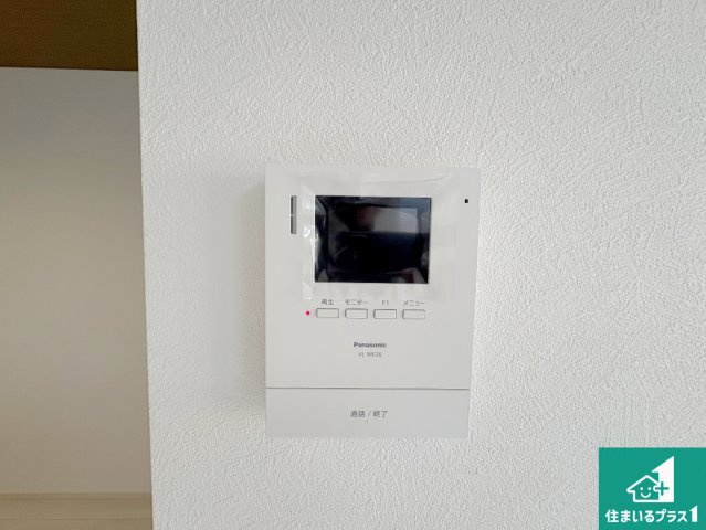 八幡市八幡樋ノ口　第1期　新築一戸建ての防犯設備|カラーモニターインターホン！声だけでなく来訪者の姿や顔がモニターで確認できるので、小さなお子様がいらっしゃるご家庭でも安心できます！