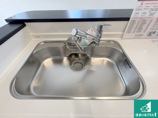 八幡市八幡樋ノ口　第1期　新築一戸建ての設備|蛇口の先端に浄水器を内蔵しています！原水と浄水、お湯と冷水、シャワーの切替えがワンタッチなので用途によって使い分けられます。