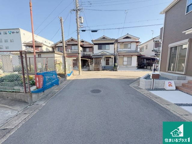 八幡市八幡樋ノ口　第1期　新築一戸建ての前面道路含む現地写真|周辺は閑静な住宅街！前面道路広々で車の出し入れも便利です。駐車が苦手な方でも安心して車庫入れできます！