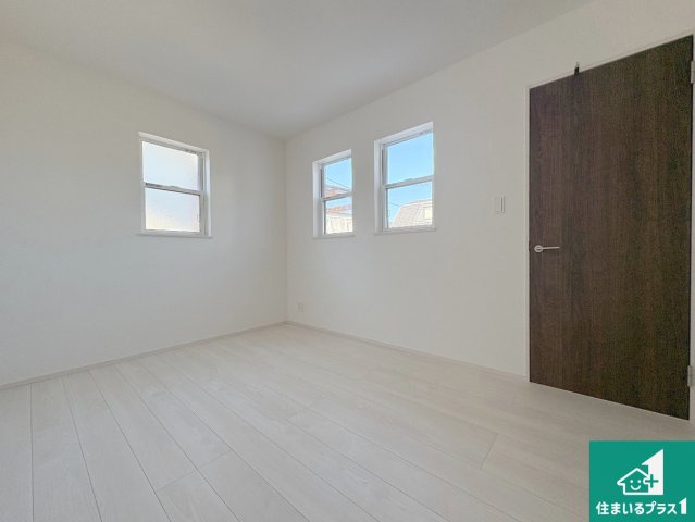 八幡市八幡樋ノ口　第1期　新築一戸建ての洋室|シンプルな洋室は、自分好みのインテリアが楽しめます♪ご家族とインテリアや家具を選びに行くのは新築購入時の醍醐味の一つです。ぜひお楽しみください♪