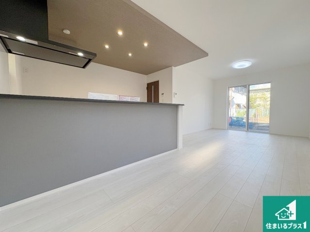 八幡市八幡樋ノ口　第1期　新築一戸建ての居間・リビング|日当たり良好の明るいリビングで朝の目覚めもスッキリできそう！対面キッチンでご家族のコミュニケーションも自然と増える設計！小さなお子様が遊ぶスペースを作っても広々とくつろげるLDK！