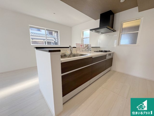 八幡市八幡樋ノ口　第1期　新築一戸建てのキッチン|子供を見守りながらお料理が出来るため家族のコミュニケーションか増えます♪スペースが広く確保されている為お子様が大きくなったときは一緒に料理を楽しめます♪