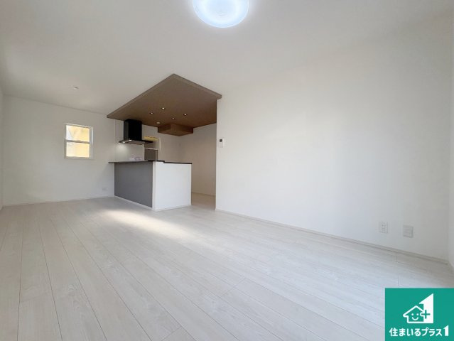 八幡市八幡樋ノ口　第1期　新築一戸建ての洋室|明るいリビングで朝の目覚めもスッキリできそう！対面キッチンでご家族のコミュニケーションも自然と増える設計！小さなお子様が遊ぶスペースを作っても広々とくつろげるLDK！