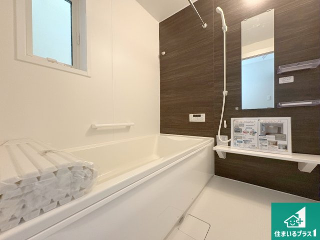 八幡市八幡樋ノ口　第1期　新築一戸建ての浴室|足をゆったり伸ばして寛げる浴槽です。窓が設けられていますので差し込む光が明るく穏やかな雰囲気にしてくれます♪浴室乾燥機も設置しているので、雨の日の洗濯物も安心です♪