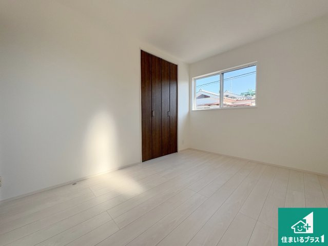 八幡市八幡樋ノ口　第1期　新築一戸建ての洋室|寝室は心地よい眠りについてもらいたくて、シンプルかつ開放的な空間な設計にしています！大きな窓から差し込む日が心地いいです♪