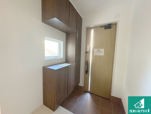 八幡市八幡樋ノ口　第1期　新築一戸建ての玄関|シューズボックスにはたくさんの靴が収納できるので玄関周りはいつもスッキリ！ご家族が増えても安心！