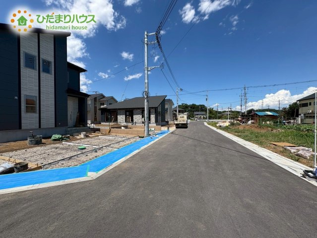 滑川町月輪　新築一戸建て　ブルーミングガーデン　03の前面道路含む現地写真