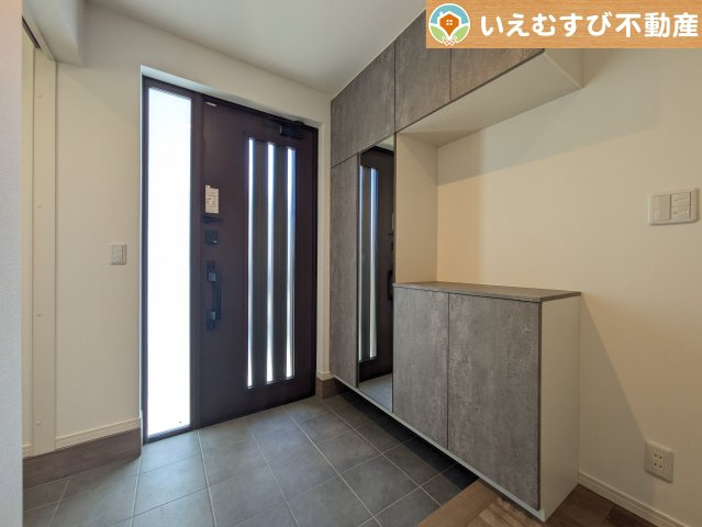 鴻巣市北新宿　中古戸建の玄関|大容量のシューズボックス、便利な土間収納付き
収納力のある土間収納付きなのでベビーカーやお子様の遊び道具なども置いておけます♪
