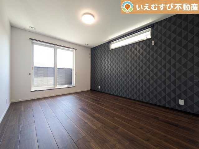 鴻巣市北新宿　中古戸建の洋室|2面採光で明るい居室
たっぷりの採光で明るいお部屋にアクセントクロスがおしゃれな洋室！