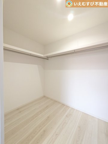 鴻巣市北新宿　中古戸建の収納|たっぷりの収納力を備えたウォークインクローゼット
たくさん収納できるので季節物やかさばるバッグなども片付きます♪
