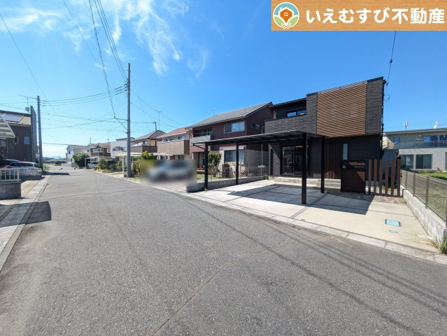 鴻巣市北新宿　中古戸建の前面道路含む現地写真|充分な広さの6ｍ前面道路
間口が広くお車の出し入れも問題なく行えるスペースが確保されています♪