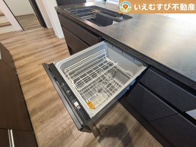鴻巣市北新宿　中古戸建の設備|食器洗乾燥機付で洗い物の時間をしっかり短縮！
洗い物時間が短縮でる分、家族や自分の時間が増えて新生活がより快適に♪