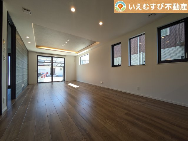 鴻巣市北新宿　中古戸建の居間・リビング|開放感と家族との距離感にこだわったＬＤＫ
開放的な折り上げ天井のリビングで家族みんなでくつろげそうですね♪