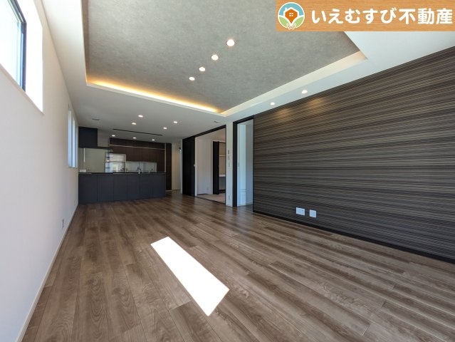 鴻巣市北新宿　中古戸建の居間・リビング|開放感と家族との距離感にこだわったＬＤＫ
採光たっぷりのリビングで休日には家族みんなでくつろげそうですね♪