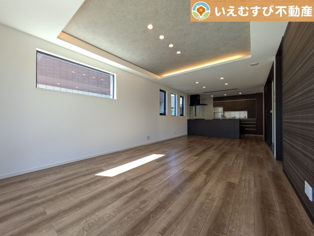 鴻巣市北新宿　中古戸建の居間・リビング|ナチュラルな色合いで落ち着いた印象のリビングダイニング
ぬくもりのあるナチュラルな空間。グリーンを飾っても相性が良さそうですね♪