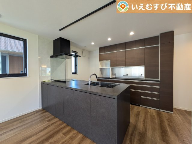 鴻巣市北新宿　中古戸建のキッチン|嬉しい食器棚付きのキッチン！
建付けの食器棚付きで、デザインの統一されたキッチン！使い勝手も良好です♪