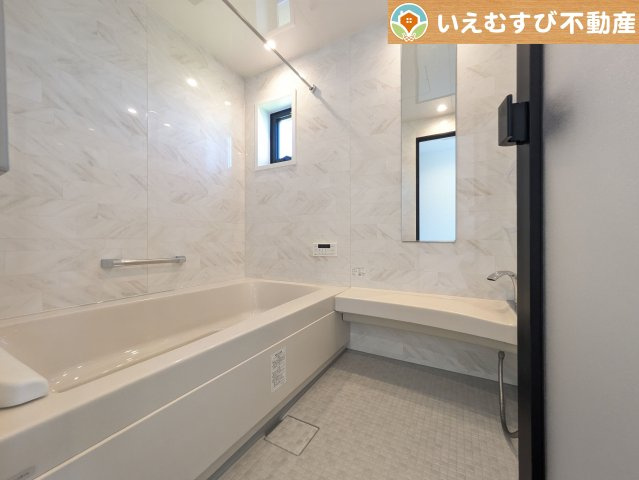 鴻巣市北新宿　中古戸建の浴室|明るい色合いで落ち着きのある雰囲気
白基調なので清潔感があって明るく感じられます♪お子様と入るにもゆとりの広さ！