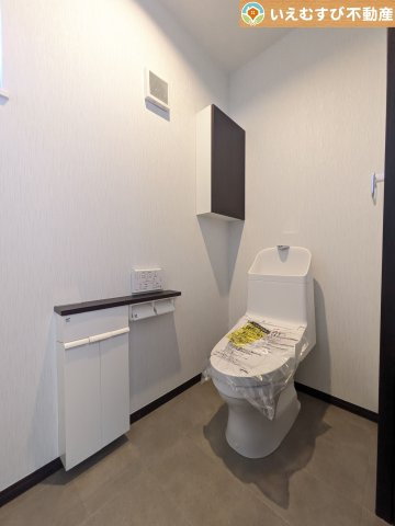 鴻巣市北新宿　中古戸建のトイレ|トイレットペーパーや掃除道具を置いておける収納付き
窓付きで明るく、収納付きなのですっきりとした空間をキープできます♪
