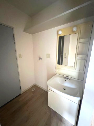 Kハウスの独立洗面台|洗面台の隣に洗濯機置き場があります。