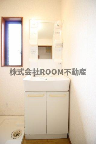 アンティークペットⅡの独立洗面台|独立洗面台、小物を置くことができて便利です