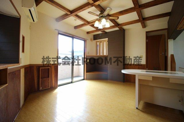 アンティークペットⅡの居間・リビング|こちらのリビングで趣味の時間をお楽しみください